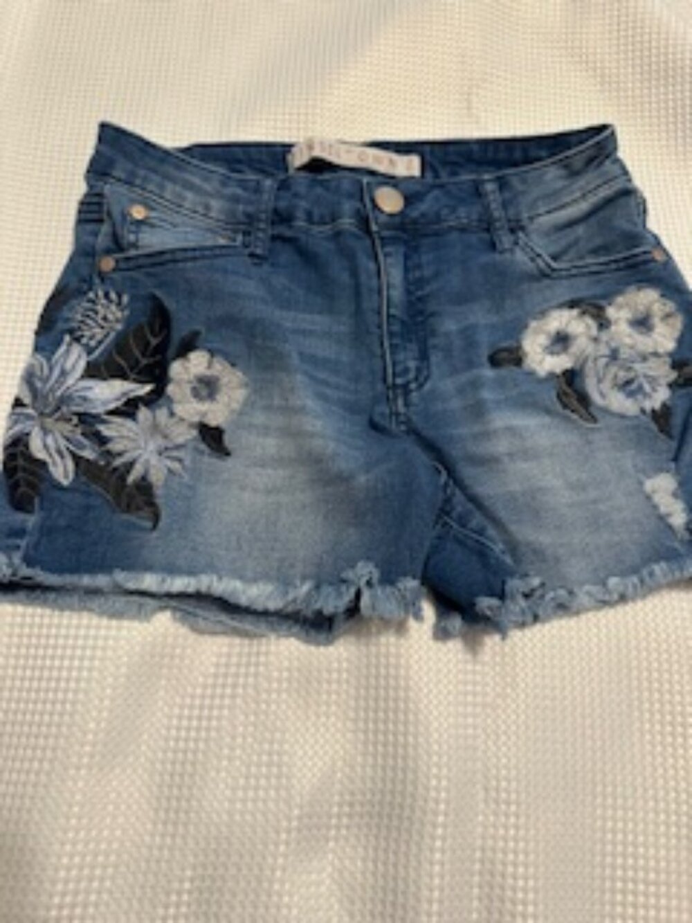 Embroidered Tinseltown denim shorts Sz 5